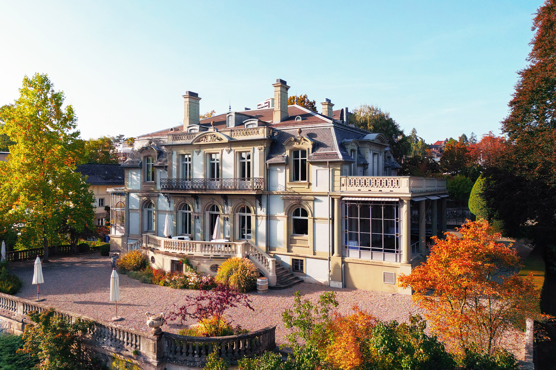 Aussenansicht des Hauses der Universität Bern mit klassischer Architektur, grosser Gartenanlage
